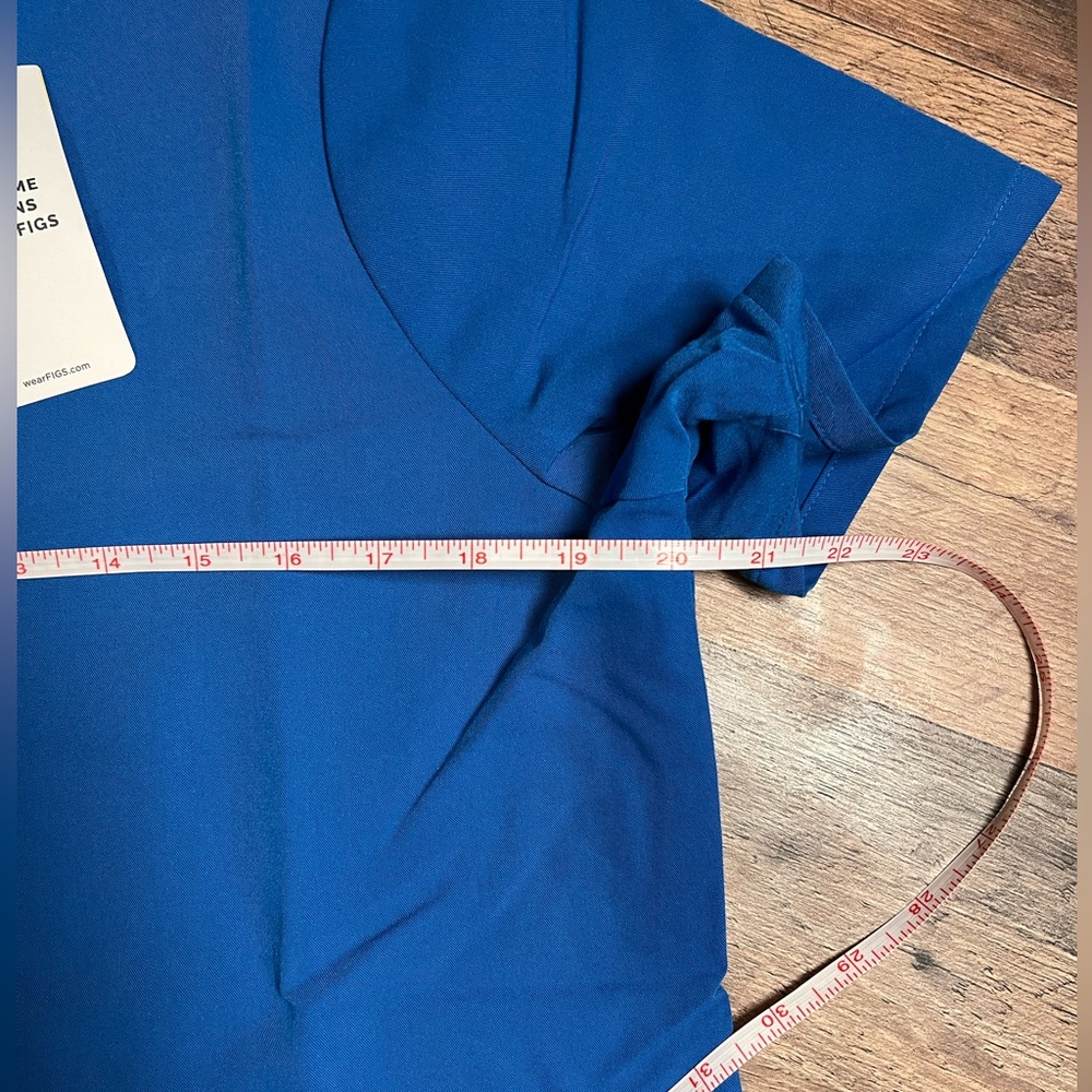NWT Figs Three Pocket‎ Scrub Top- Large - Picture 2 of 9